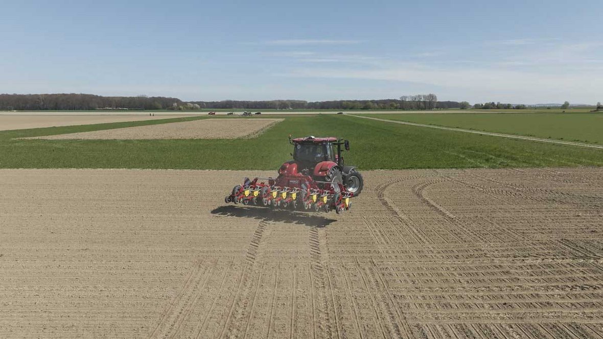 Sugar beet cultivation: Weed control using field robotics