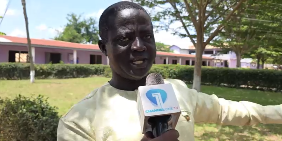 Inadequate furniture forces Dadease Agric SHS to run shift system